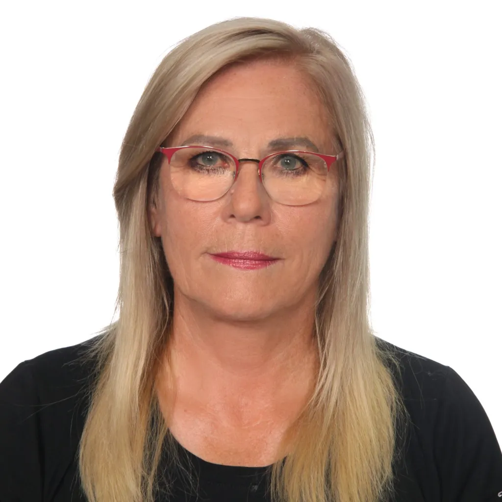 Ewa Kucharska – Wiceprezes Fundacji Silversi, portret biznesowy w czerwonych oprawkach okularów.