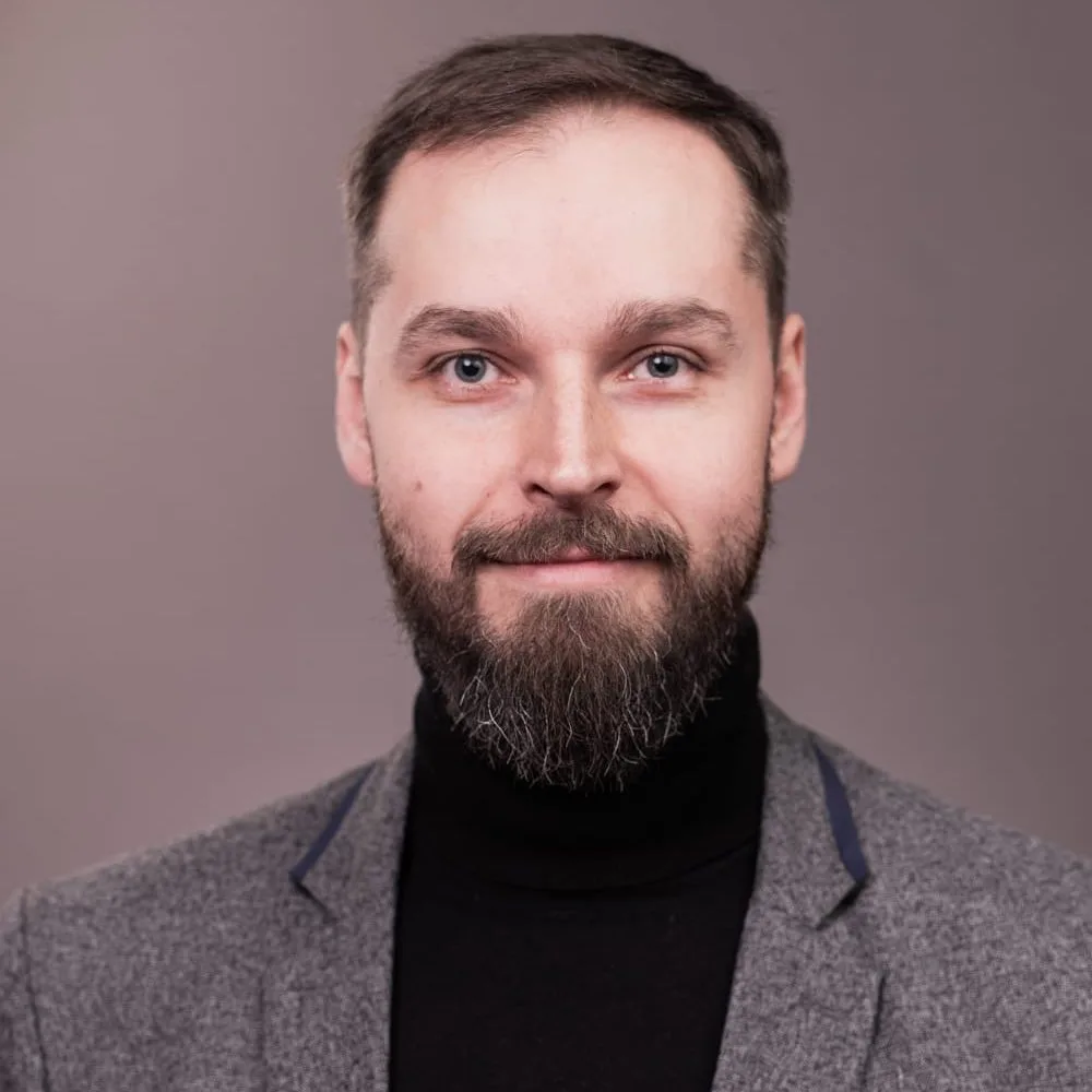Filip Pawliczak – Przewodniczący Rady Fundacji Silversi, portret biznesowy na jasnym tle.