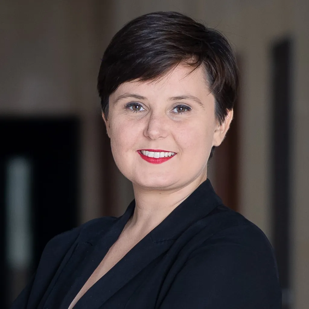 Marta Bogusiak - Członkini zespołu Fundacji Silversi, portret biznesowy w czarnej marynarce.