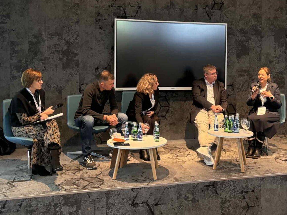 Żaneta Karczewska bierze udział w dyskusji panelowej na scenie z innymi ekspertami podczas wydarzenia.