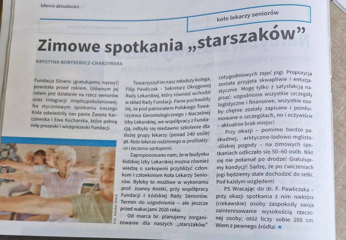 Zdjęcie artykułu prasowego pt. „Zimowe spotkania starszaków” autorstwa Krystyny Borysewicz-Charzyńskiej. Tekst opisuje działalność Fundacji Silversi, wizytę prezeski Żanety Karczewskiej i wiceprezeski Ewy Kucharskiej w Kole Lekarzy Seniorów oraz plany organizacji zajęć jogi i wykładów o sarkopenii. Obok tekstu widoczne zdjęcie seniorek ćwiczących jogę.